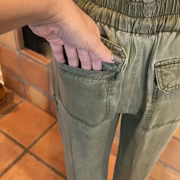Free People olive green Summer’s Over cropped cargo pants, 2! - Picture 6 of 8